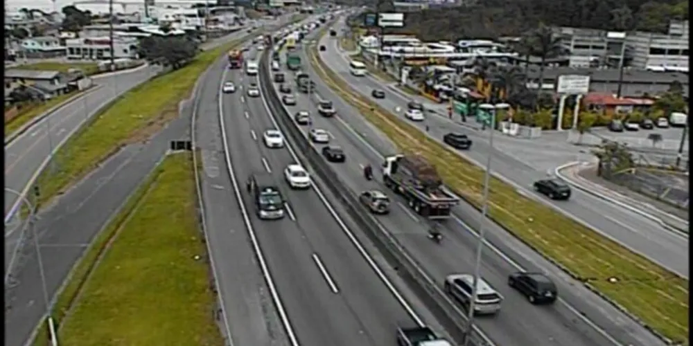 Nesta terça-feira (3), por volta das 6h, uma fila de 41 quilômetros se formou na rodovia.