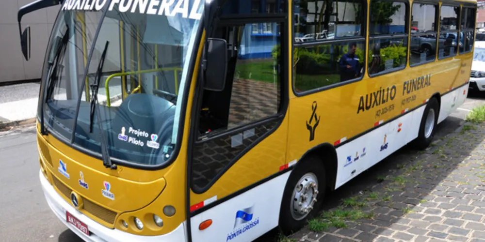 Ônibus do programa 'Auxílio Funeral'.
