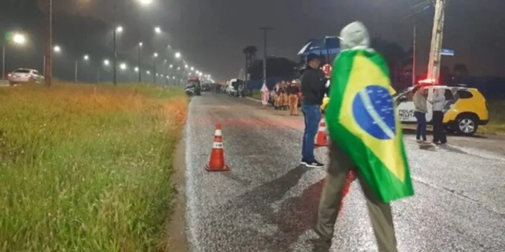A situação começou por volta das 20h e se estendeu até a madrugada de segunda-feira (9)