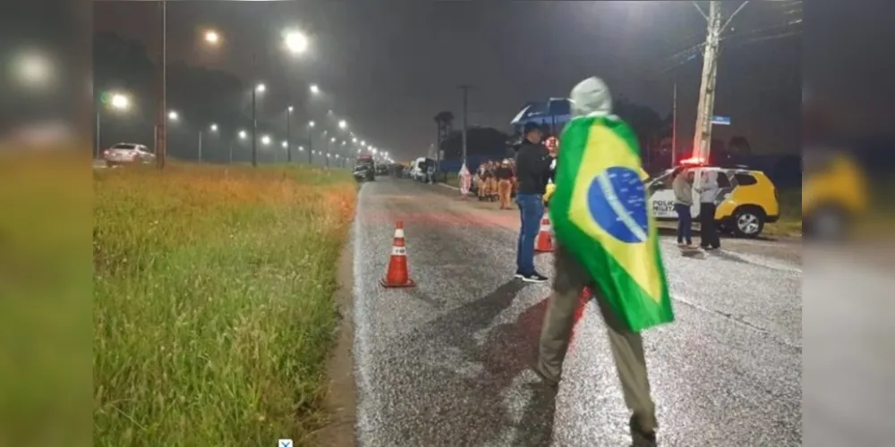 A situação começou por volta das 20h e se estendeu até a madrugada de segunda-feira (9)