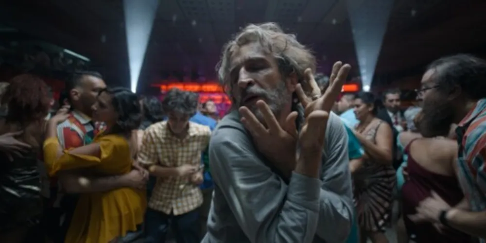 A direção parece sempre tratar de um personagem perdido.