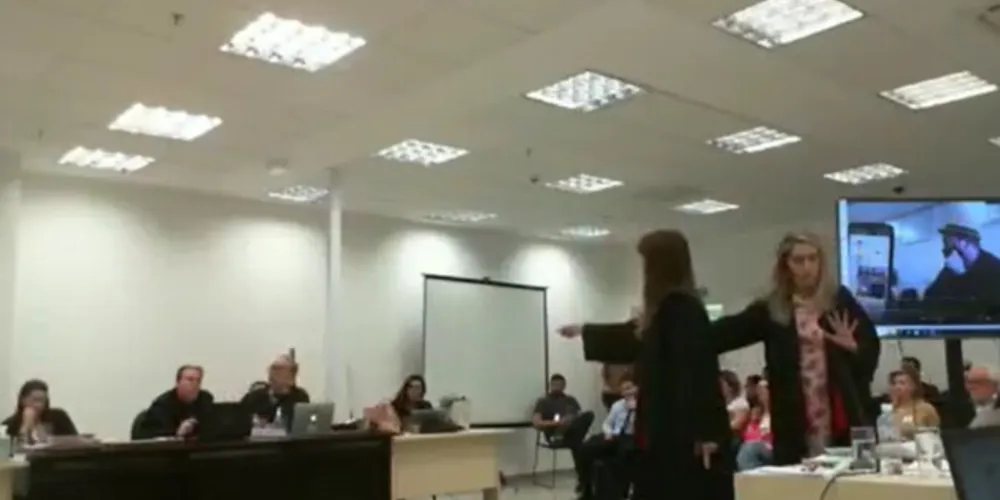 Elevando a voz, a promotora afirmou: “Machismo comigo não”