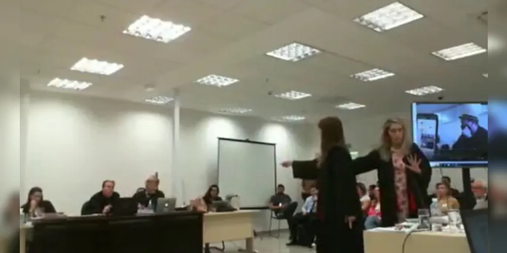 Elevando a voz, a promotora afirmou: “Machismo comigo não”