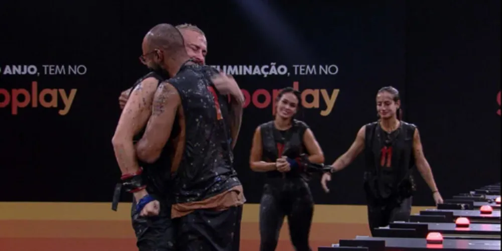 A dupla comemora bastante e se emociona, assim como Larissa e Bruna Griphao que ficaram até o fim da disputa.