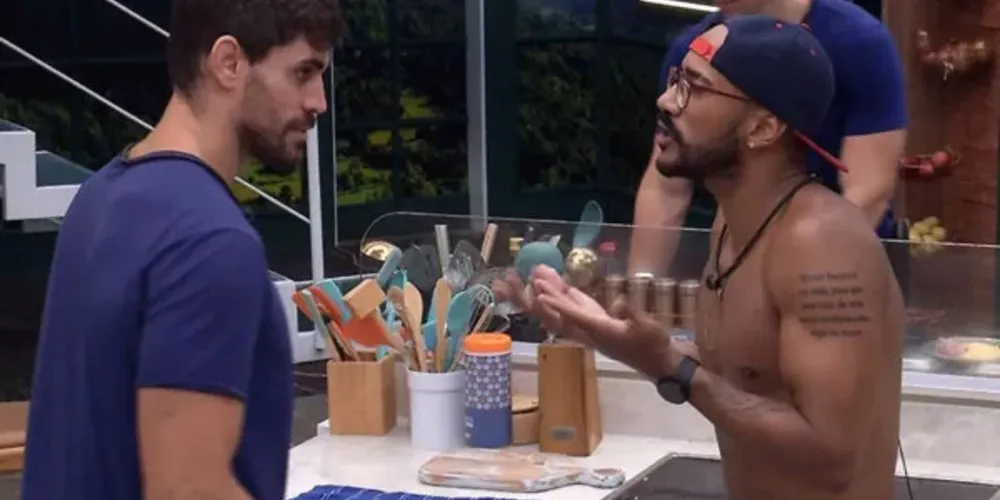 Brothers se irritaram e discutiram sobre itens de cozinha sujos na pia da xepa