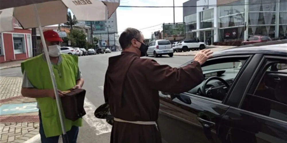 Os freis tradicionalmente abençoam quem passa pela frente da paróquia