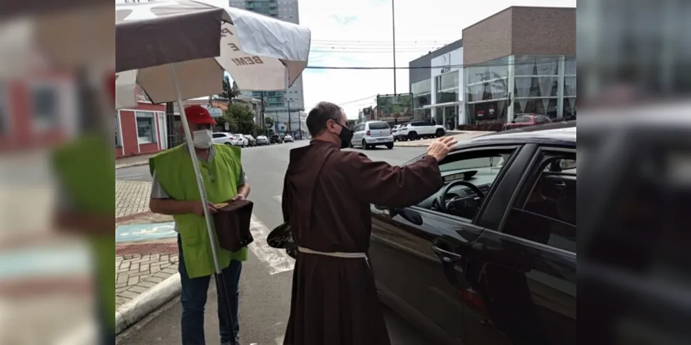 Os freis tradicionalmente abençoam quem passa pela frente da paróquia