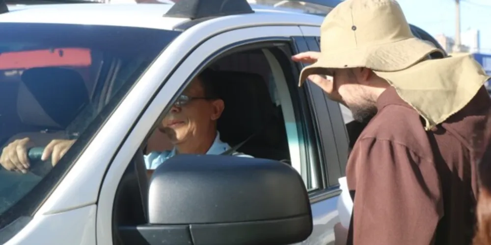 Aproximadamente 10 mil veículos passaram no local. Os 24 freis atuaram em turnos e abençoaram os motoristas de Ponta Grossa