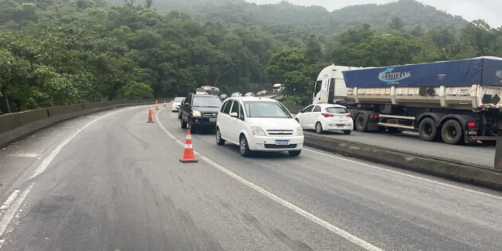 A obra emergencial de contenção deve ter início nesta segunda-feira (09), incluindo a chegada de um guindaste no km 41, ponto onde o tráfego permanecerá em apenas duas faixas.