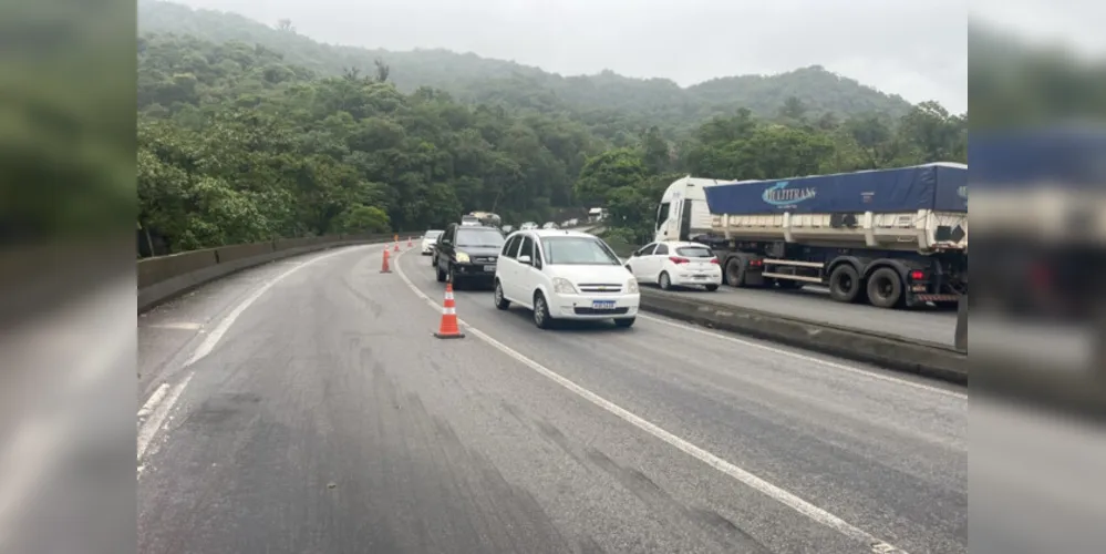 A obra emergencial de contenção deve ter início nesta segunda-feira (09), incluindo a chegada de um guindaste no km 41, ponto onde o tráfego permanecerá em apenas duas faixas.