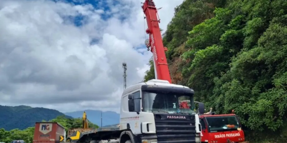 Guindaste do DER chega à BR-277 para obra emergencial no Litoral