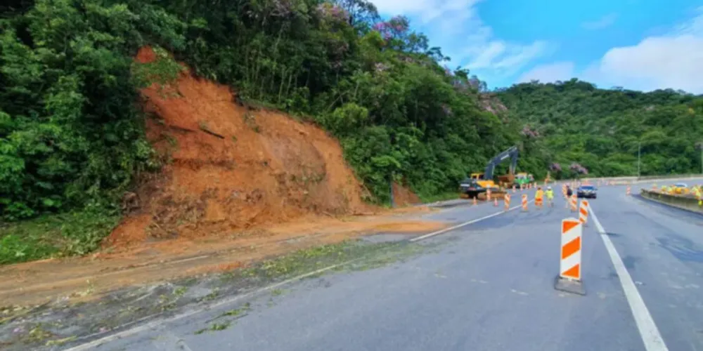 Trecho voltará a receber veículos após a interdição na última noite