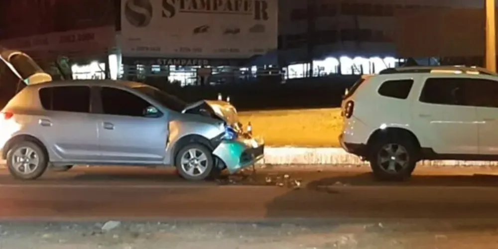Policiais buscavam suspeitos de um roubo a uma moto, encontraram o veículo e começaram a seguir o carro depois que o motorista não parou na tentativa de abordagem