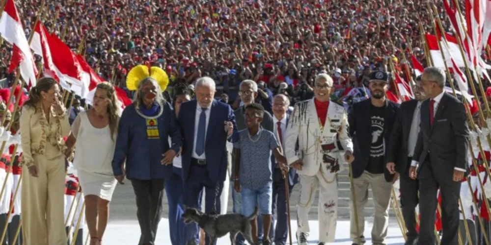 Posse contou com milhares de pessoas em Brasília