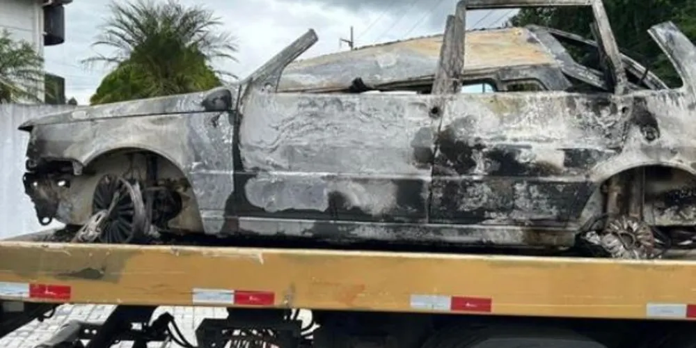 No local, um Fiat/Uno foi queimado com os corpos em seu interior.
