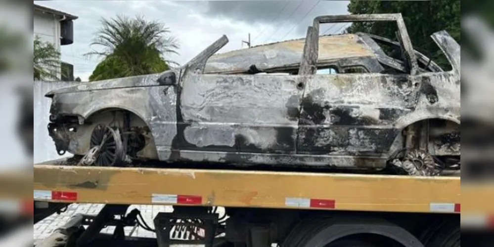 No local, um Fiat/Uno foi queimado com os corpos em seu interior.