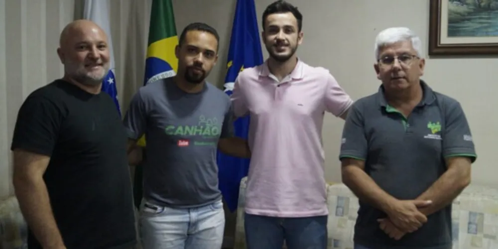 Filipe Chociai e membros do SindServ na Câmara Municipal.