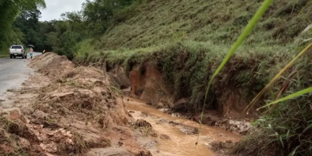 As chuvas causaram deslizamentos em diferentes pontos