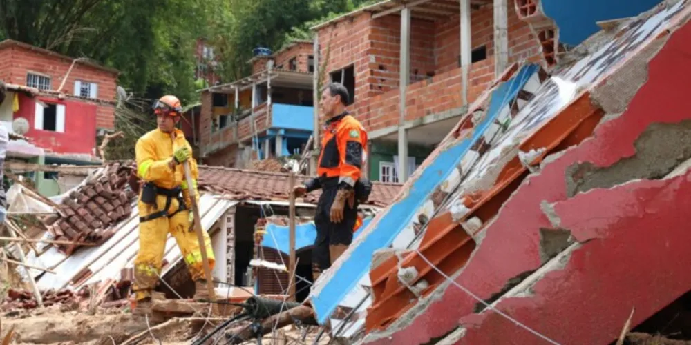 A enxurrada que atingiu os municípios do litoral norte de São Paulo nesse fim de semana é considerada uma das maiores tragédias da história do estado