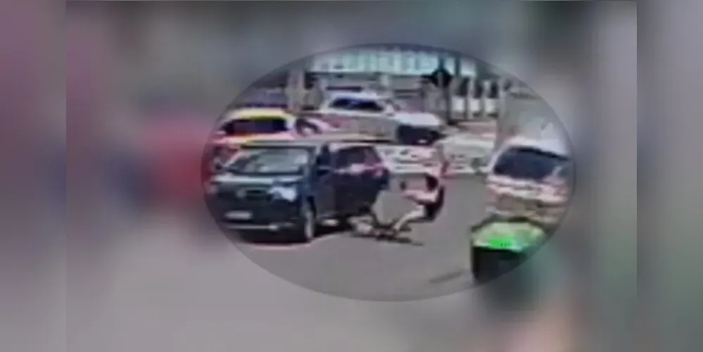 Rapaz, de 23 anos, foi socorrido, mas escapou praticamente ileso, com apenas escoriações. Veja o vídeo do momento do acidente