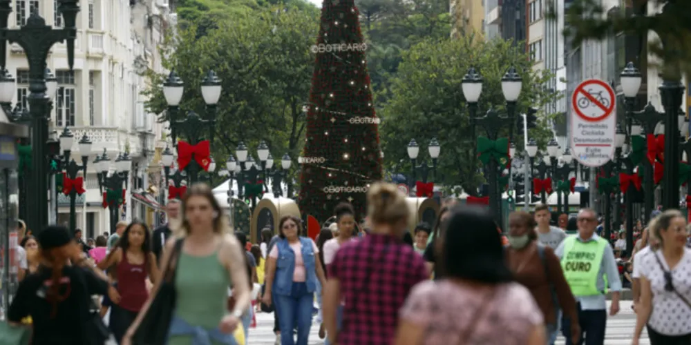 Movimento no comércio da região central de Curitiba