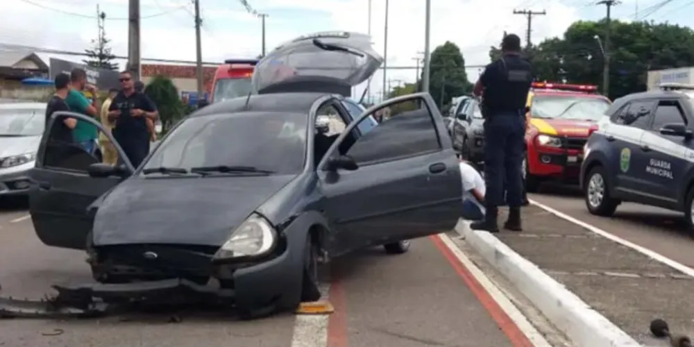 Na Rua Guilherme Weiss, os suspeitos bateram o carro contra um poste