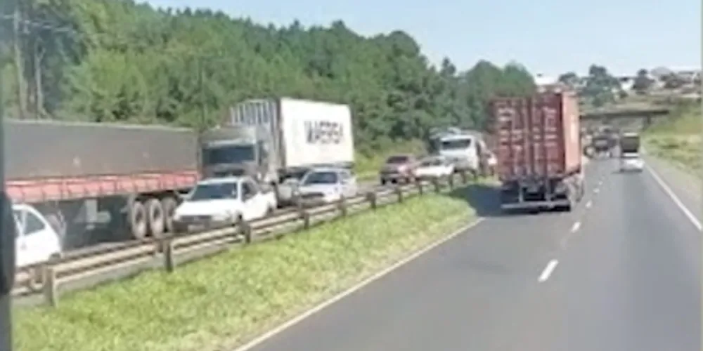Lentidão na BR-376 é no trecho entre os viadutos do Santa Maria e Santa Terezinha