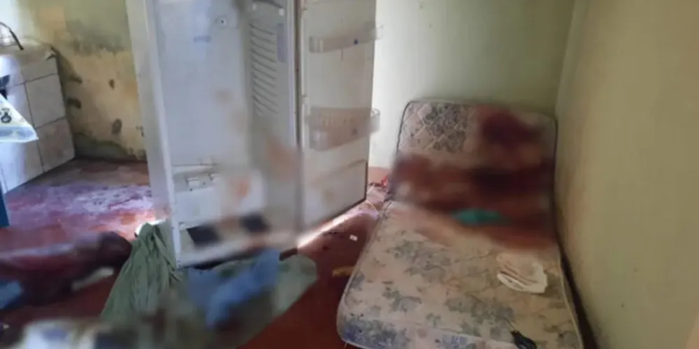 Pedaços do corpo estavam dentro da geladeira e havia sangue por toda a casa