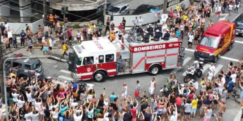 Cortejo de 13 km passou pelas ruas de Santos (SP)
