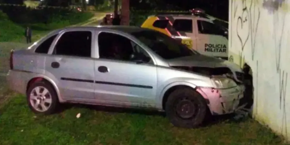 Segundo a polícia, os atiradores estavam de moto. Passageiro escapou do carro, mas não se sabe se foi ferido ou não