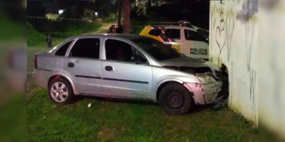 Segundo a polícia, os atiradores estavam de moto. Passageiro escapou do carro, mas não se sabe se foi ferido ou não