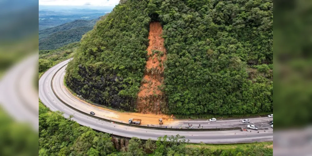 Trechos da BR-277 foram atingidos por escorregamento de terra devido às chuvas recentes
