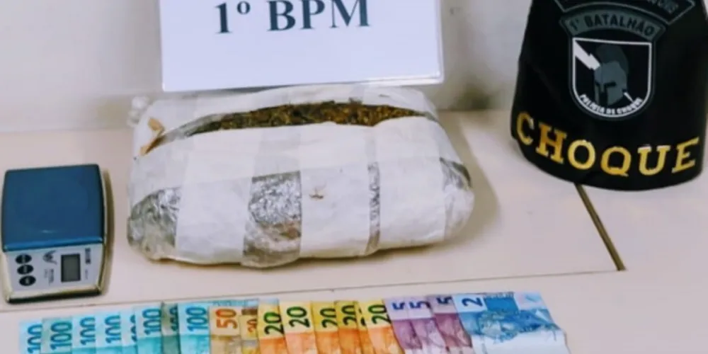 Mais de R$ 1 mil em dinheiro e quase 500 gramas de drogas foram encontrados