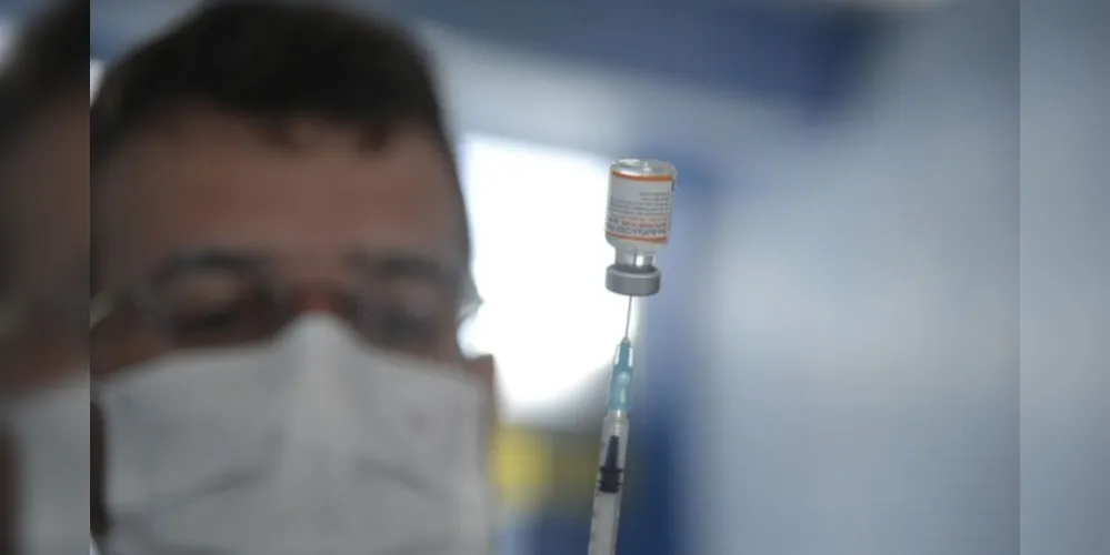 Brasil começa a aplicar vacina bivalente contra covid-19