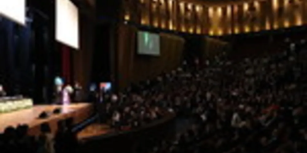 A entrega do diploma, que oficializa o resultado da eleição e dá direito ao eleito de assumir o mandato, foi realizada no Teatro Positivo, em Curitiba