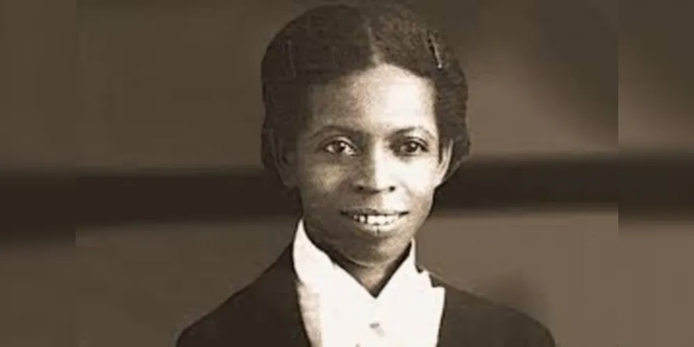 Enedina Alves Marques foi a primeira mulher negra a se formar em engenharia no Brasil