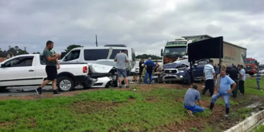 Motorista de caminhão bateu em caminhonete, que foi atingindo outros veículos. Cachorro estava na caminhonete e morreu na hora