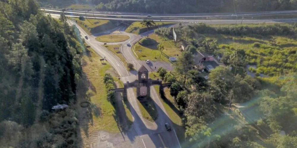 Equipes de segurança bloquearam momentaneamente o tráfego na rodovia na manhã desta terça