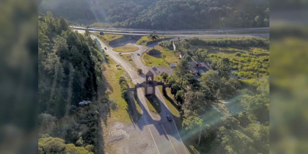 Equipes de segurança bloquearam momentaneamente o tráfego na rodovia na manhã desta terça