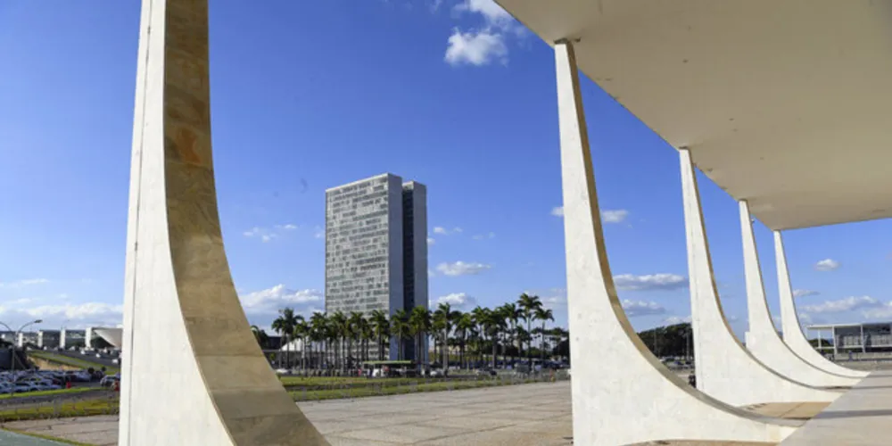 Fachada do STF com vista para o prédio do Congresso, ao fundo