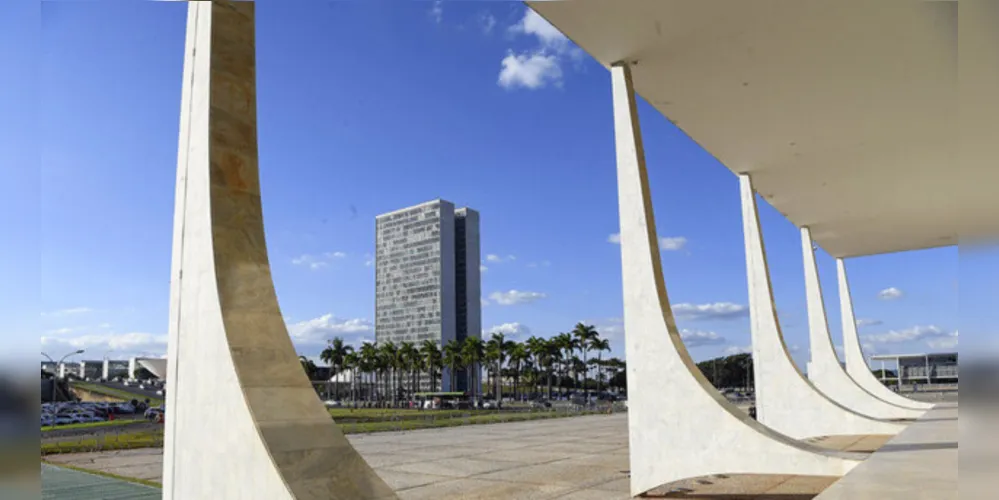 Fachada do STF com vista para o prédio do Congresso, ao fundo