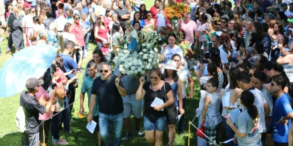 A procissão é momento de expressar a fé pelas ruas