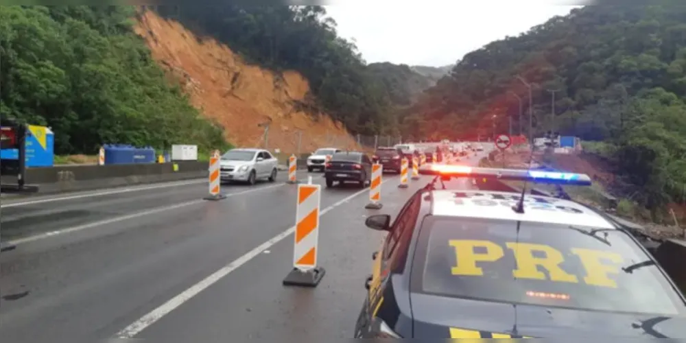 Desde as primeiras horas do dia, a BR-376 sofre com longas filas no sentido Santa Catarina