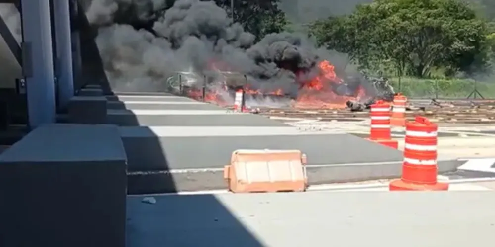 Caminhão tanque carregado com diesel fica sem freio, bate em praça de pedágio e pega fogo na BR-277