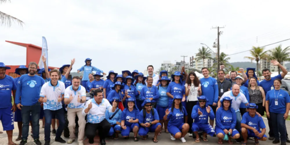 Com 140 trabalhadores, Sanepar inicia limpeza nas praias do Paraná