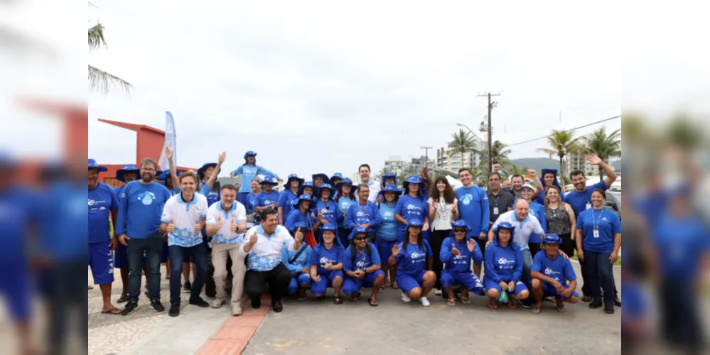 Com 140 trabalhadores, Sanepar inicia limpeza nas praias do Paraná