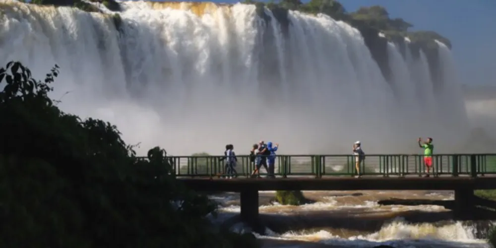 Visitantes de 148 países conheceram as experiências do Patrimônio Mundial Natural, que abriga as Cataratas do Iguaçu, uma das Maravilhas da Natureza. A Itaipu Binacional, outro ponto turístico que atrai milhares de pessoas em Foz do Iguaçu, recebeu 418.819 visitantes em 2022, número 47% superior ao registrado no ano anterior.