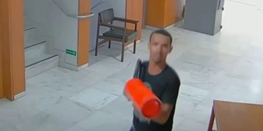 O homem foi filmado durante os atos antidemocráticos