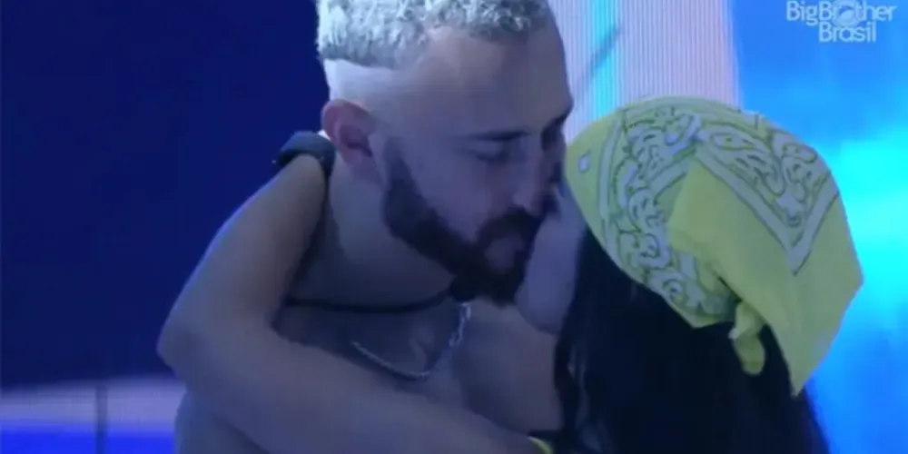 O beijo já era esperado nas redes sociais, mas contou com ajuda de outros brothers