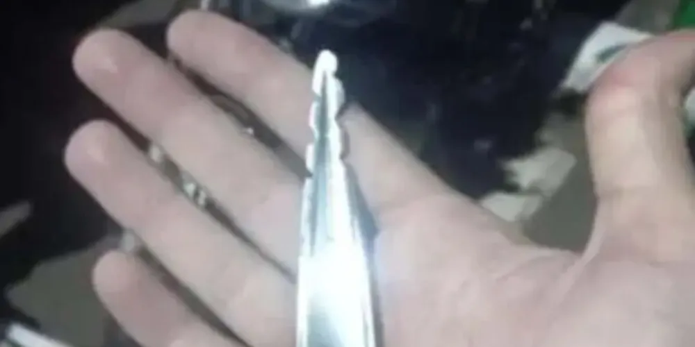 Durante a abordagem, o homem deixou cair uma chave micha feita com um cabo de uma colher